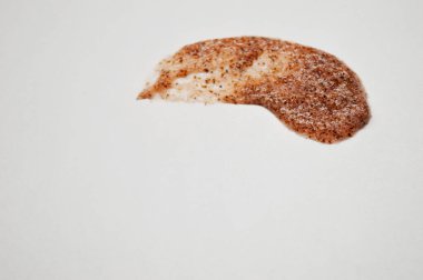 Beyaz arka planda lekeli kahverengi çalılık damlası.