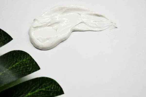 Smeared Drop White Cream White Background Green Palm Leaf — Stock Photo, Image