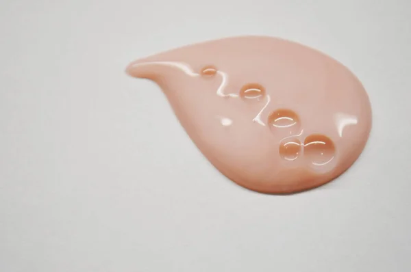 Розовая Капля Косметического Средства Пузырьками Белом Фоне — стоковое фото