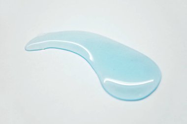 Beyaz arkaplanda mavi açık düşüş.