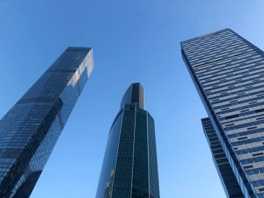 Ön cephenin ayrıntıları gelecekte mavi gökyüzüne karşı bir ofis binası..