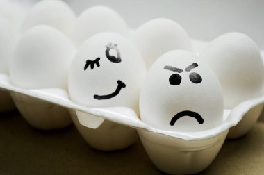 Boyalı beyaz yumurtalar ve tepside kızgın yüzler..