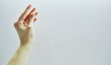 Beyaz arka planda izole edilmiş güzel bir kadının elini kapat..