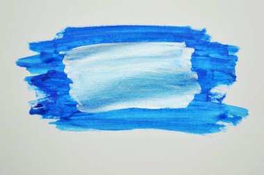 Beyaz arka planda renkli boya. Boya darbeleri. Boya boşluğu olan mavi ve gümüş leke.