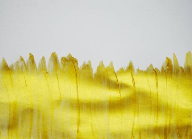 Beyazın üstüne renkli boya. Boya darbeleri. Boyayı kopyalayan altın leke