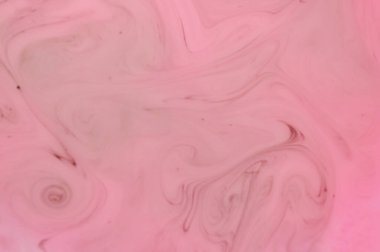 Suyun üzerinde pembe siyah boya izleri var. Renk dokusu.