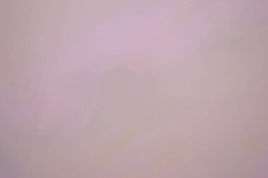 Suyun üzerinde pembe beyaz boya izleri var. Renk dokusu.