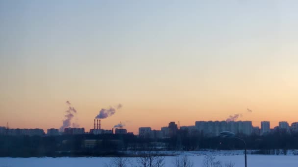 Widok Okna Zimowy Wieczór Zachodzie Słońca Jezioro Domy Kominy Fabryczne — Wideo stockowe