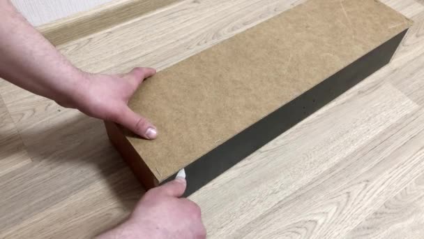 Uomo Unboxing Scatola Legno Mobili Nuovi Con Coltello — Video Stock