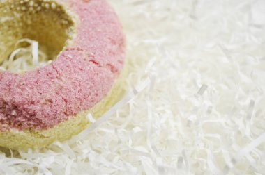 Beyaz arka planda çörek şeklinde banyo tuzu..