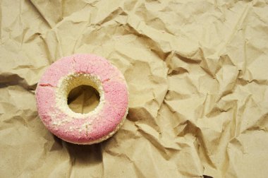 Kahverengi kağıtta çörek şeklinde banyo tuzu..