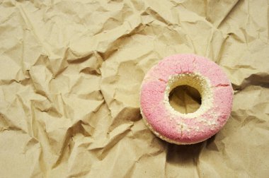 Kahverengi kağıtta çörek şeklinde banyo tuzu..