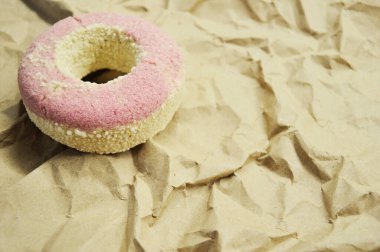 Kahverengi kağıtta çörek şeklinde banyo tuzu..