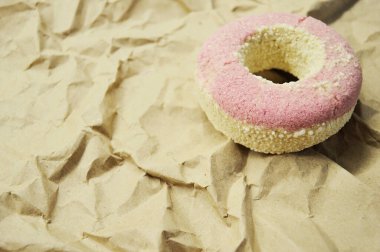 Kahverengi kağıtta çörek şeklinde banyo tuzu..