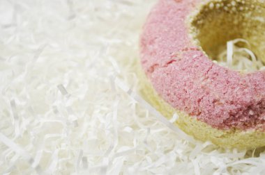 Beyaz arka planda çörek şeklinde banyo tuzu..