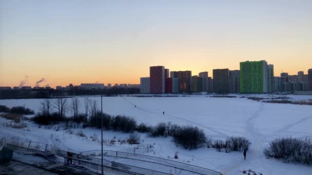 Blick Aus Dem Fenster Einem Winterabend Bei Sonnenuntergang See Häuser — Stockvideo