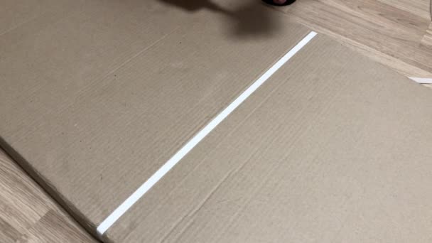 Homem Unboxing Caixa Papelão Móveis Novos Com Faca — Vídeo de Stock