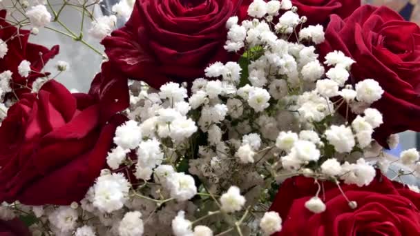 明るい背景にバラの新鮮なおいしい花束のクローズアップ 花束の配達 選択的焦点 フィールドの浅い深さ — ストック動画