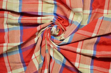 Arka plan olarak kırmızı kareli tekstil. Kumaştaki kırmızı kareli kumaş dokusuna yaklaş. Buruşmuş kumaş dokusu