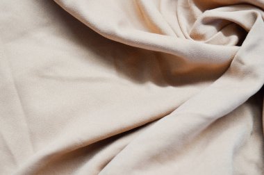 Arka plan olarak açık pembe tekstil deseni. Açık pembe kumaşın kumaş dokusunu kapatın. Buruşmuş kumaş dokusu