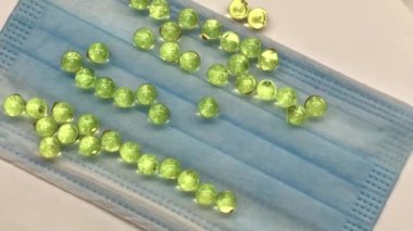 İlaçlar tıbbi maskeye saçılmış. Dönen nesneler. Dönen nesneler.