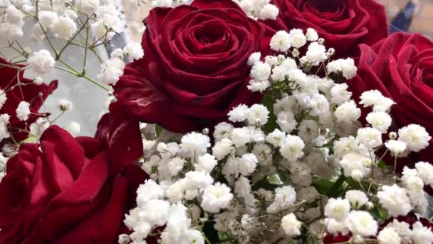 Close Buquê Fresco Delicioso Rosas Fundo Brilhante Entrega Buquês Flores — Vídeo de Stock