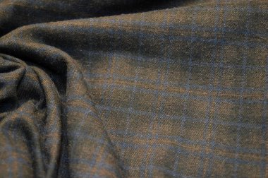 Arkaplan olarak siyah kareli tekstil. Kumaştaki siyah kareli kumaş dokusuna yaklaş. Buruşmuş kumaş dokusu