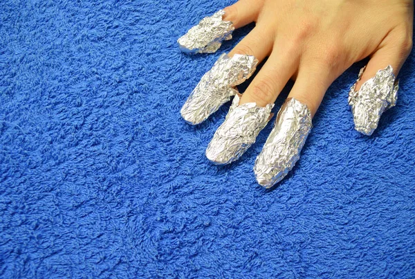 Removendo Goma Laca Das Unhas Dedos Com Folha Metálica Fundo — Fotografia de Stock