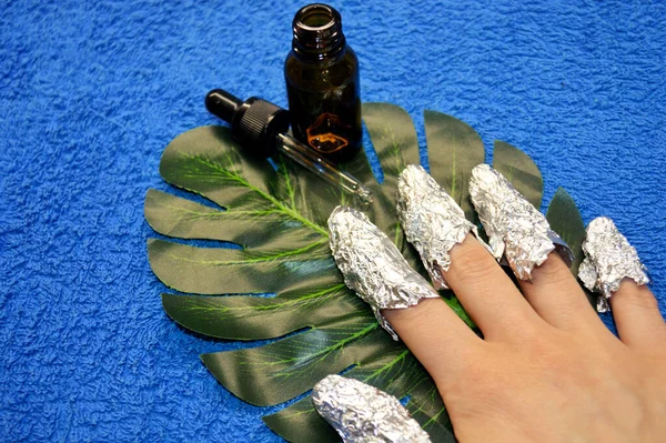 Removendo Goma Laca Das Unhas Dedos Com Folha Metálica Garrafa — Fotografia de Stock