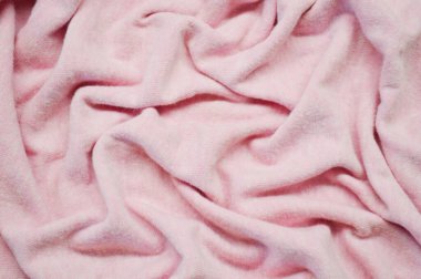 Arka plan olarak pembe tekstil deseni. Pembe kumaşın kumaş dokusunu kapat. Buruşmuş kumaş dokusu