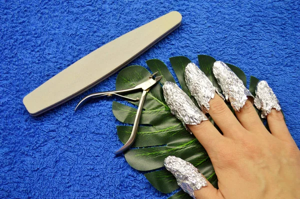 Removing Shellac Nails Fingers Foil Wire Cutters Nail File Green — Stock Photo, Image