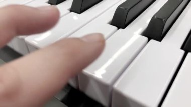 Piyano çalan kadınların ellerinin yakın çekimi. Müzik enstrümanı Piyano detayları.
