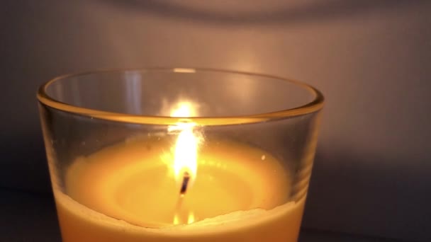 Красивий Вогонь Свічки Темній Кімнаті Тепла Жовта Свічка Тихо Горить — стокове відео