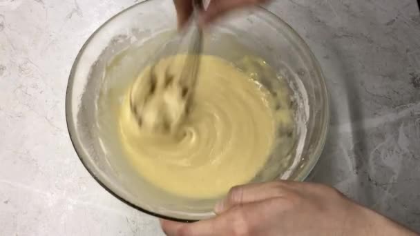 Les Mains Baker Pétrissent Pâte Avec Fouet Dans Bol Verre — Video