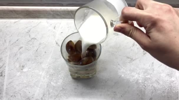 アイスコーヒーにミルククリームを注ぎます アイスとミルクとコーヒー冷たい飲み物 — ストック動画