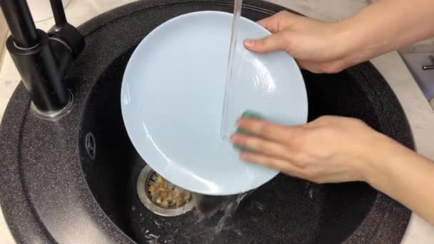 Las Manos Mujer Enjuagan Plato Fregadero Cocina Haciendo Las Tareas — Vídeos de Stock