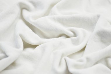 Arka plan olarak beyaz tekstil deseni. Kumaş üzerindeki beyaz madde dokusunu kapat. Buruşmuş kumaş dokusu
