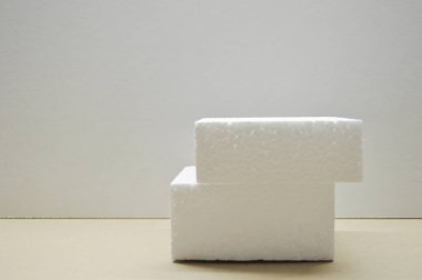 Ürün sunumu için, geometrik formlarla soyut arkaplan ve pastel renkli podyumlar. Kozmetik ürünleri göstermek için podyum.