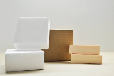 Ürün sunumu için, geometrik formlarla soyut arkaplan ve pastel renkli podyumlar. Kozmetik ürünleri göstermek için podyum.