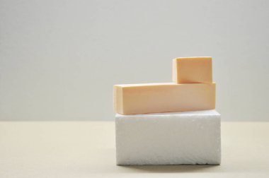 Ürün sunumu için, geometrik formlarla soyut arkaplan ve pastel renkli podyumlar. Kozmetik ürünleri göstermek için podyum.