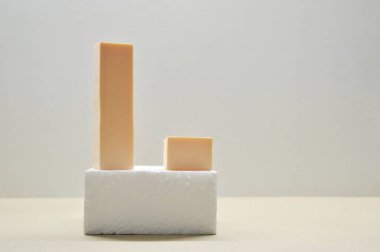 Ürün sunumu için, geometrik formlarla soyut arkaplan ve pastel renkli podyumlar. Kozmetik ürünleri göstermek için podyum.