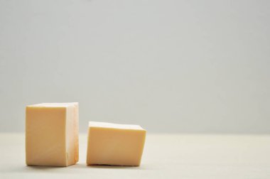 Ürün sunumu için, geometrik formlarla soyut arkaplan ve pastel renkli podyumlar. Kozmetik ürünleri göstermek için podyum.