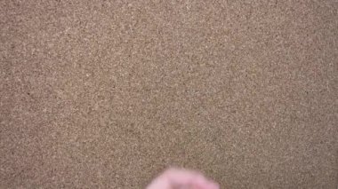 Kahverengi arka plandaki parmaklarda kadın eli sayımı.