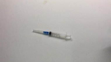 Mavi lastik eldivenli kadın eller şırıngayı alın ve açın..