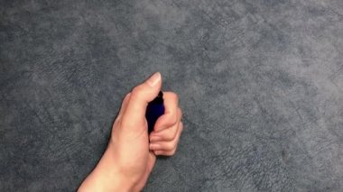 Ateşi çakmakla tutuşturan bir kadının elinin yakın çekimi, çakmaklı bir kadının elleri, çakmağı ateşleyen bir adamın eli.