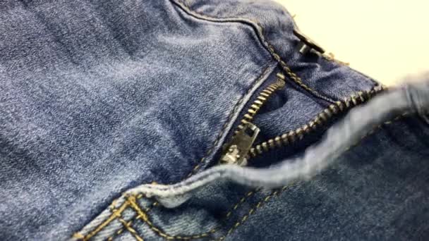 Dra Upp Blixtlås Blå Jeans Närbild — Stockvideo