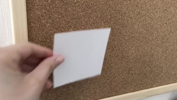 Uma Jovem Pinos Papel Branco Para Notas Corkboard — Vídeo de Stock