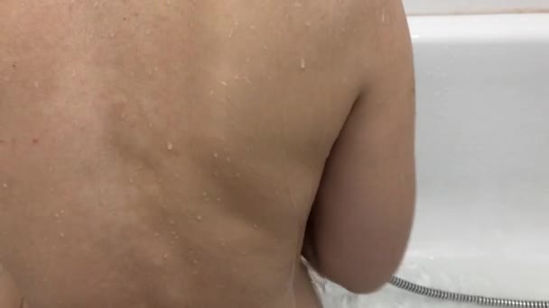 Νεαρή Γυναίκα Πλένεται Στο Ντους Από Κοντά — Αρχείο Βίντεο