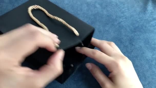 Femme Main Sort Une Boîte Cadeau Paquet Noir Sur Fond — Video