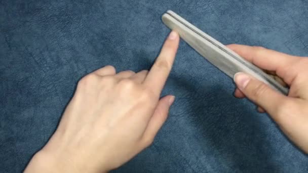 Женщина Полирует Ногти Пилкой Ногтей Руки Закрываются Делает Маникюр Дома — стоковое видео